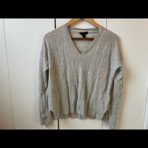 A small sweater Worn a few times, no holes or stains. good quality